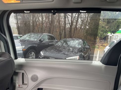 Used 2021 Toyota Sienna XLE image 18