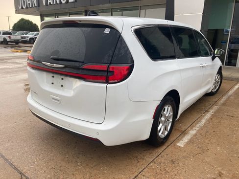 Used 2023 Chrysler Pacifica Touring FWD image 7