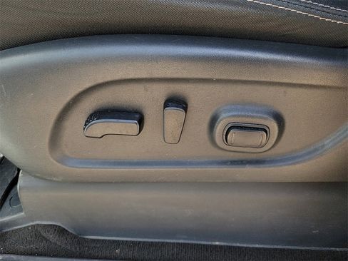 Used 2019 Nissan Titan SV w/ SV Convenience Package image 20