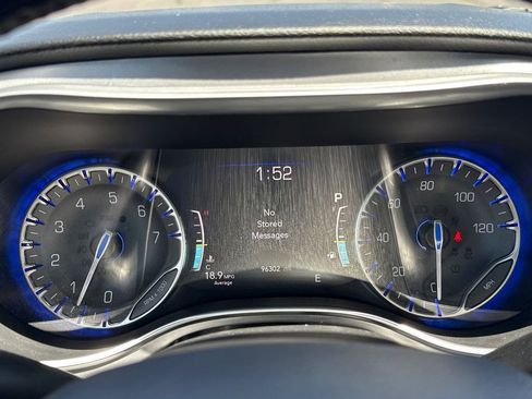 Used 2019 Chrysler Pacifica Touring-L Plus w/ Advanced Safetytec Group FWD image 31