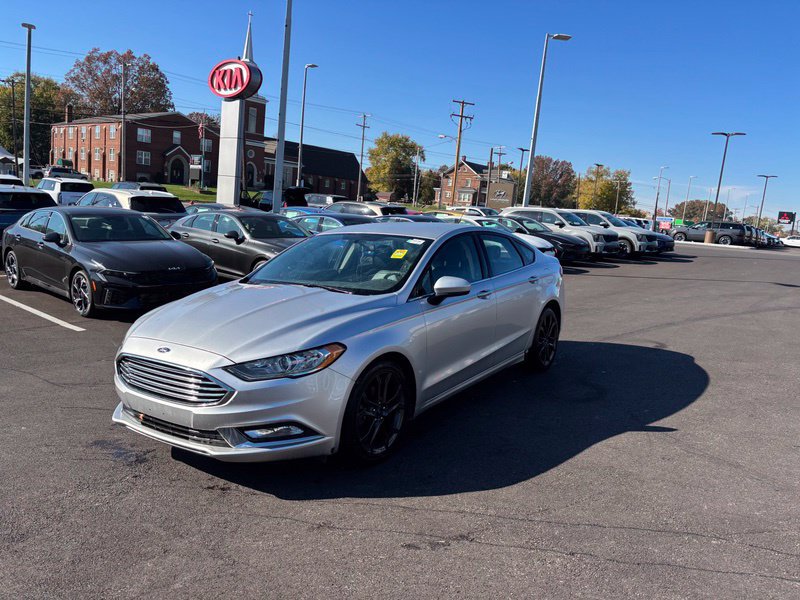 Used 2018 Ford Fusion SE w/ Equipment Group 201A FWD image 3