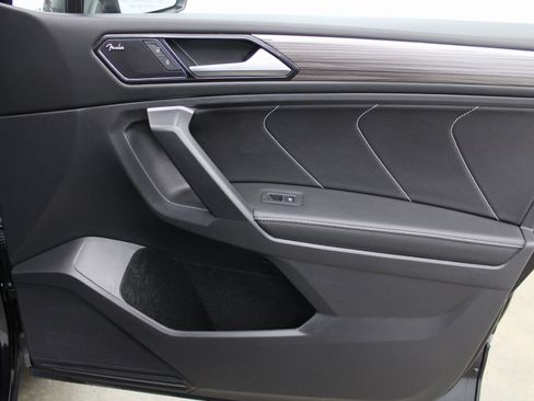 Used 2024 Volkswagen Tiguan SEL R-Line image 31