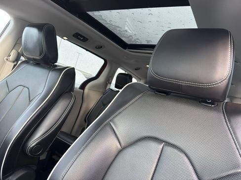Used 2024 Chrysler Pacifica Limited image 27
