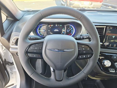 Used 2024 Chrysler Pacifica Limited image 22