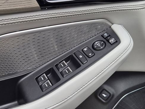 Used 2023 Acura MDX SH-AWD w/ Advance Package image 31