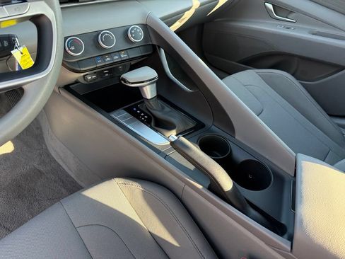 Certified 2025 Hyundai Elantra SE FWD image 13