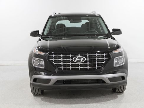 Certified 2021 Hyundai Venue SEL w/ Premium Package image 2