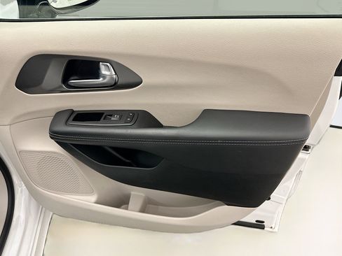 Used 2024 Chrysler Pacifica Touring-L image 34