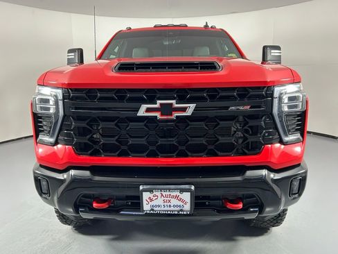 Used 2024 Chevrolet Silverado 2500 ZR2 w/ Technology Package AWD/4WD image 2