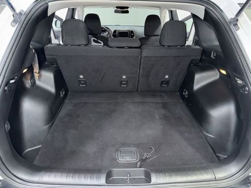 Used 2019 Jeep Cherokee Latitude w/ Popular Appearance Group AWD/4WD image 22