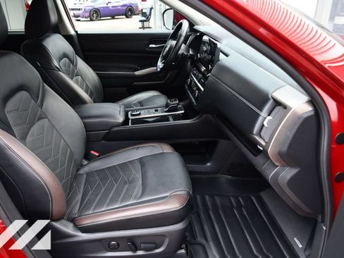Used 2024 Nissan Pathfinder Platinum AWD/4WD image 30