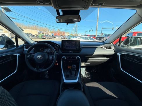 Used 2021 Toyota RAV4 LE AWD/4WD image 17