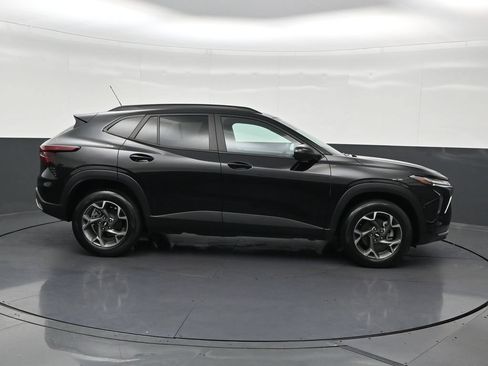 Used 2025 Chevrolet Trax LT FWD image 7