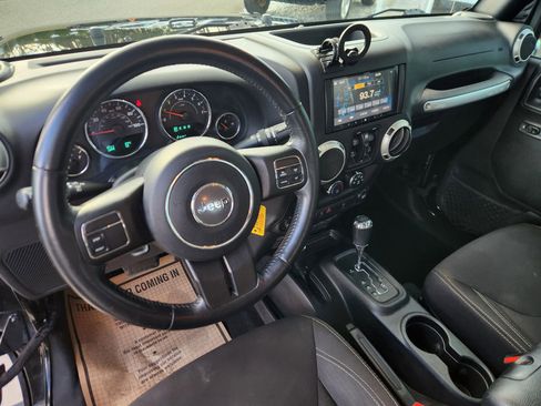 Used 2018 Jeep Wrangler Unlimited Sahara AWD/4WD image 25