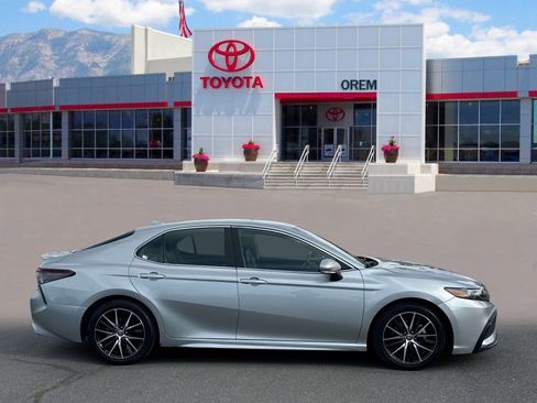 Used 2024 Toyota Camry SE FWD image 3