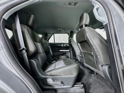 Used 2023 Ford Explorer XLT AWD/4WD image 28