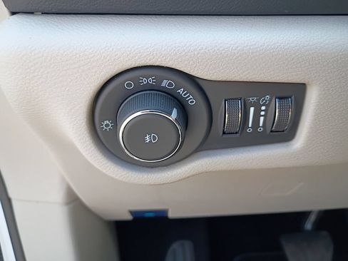 Used 2024 Chrysler Pacifica Touring-L FWD image 18