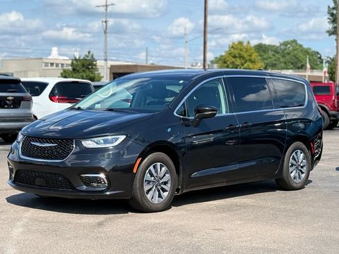 Used 2023 Chrysler Pacifica Touring-L FWD image 40