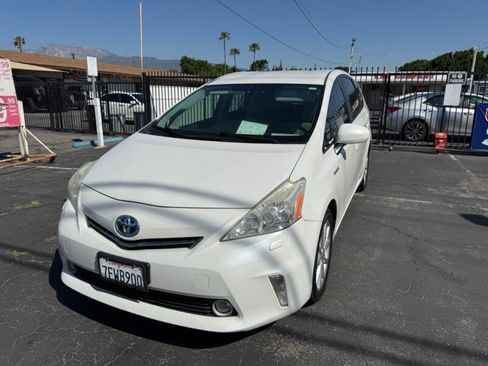 Used 2014 Toyota Prius V Five image 2
