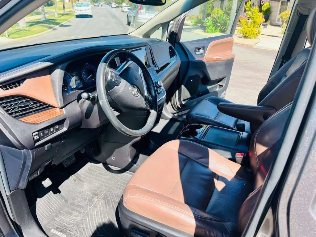 Used 2017 Toyota Sienna Limited FWD image 9