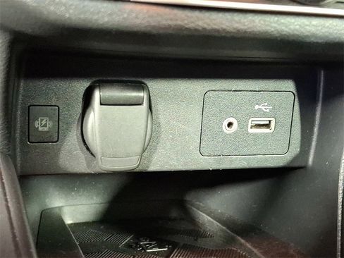 Used 2023 Nissan Versa SV image 28