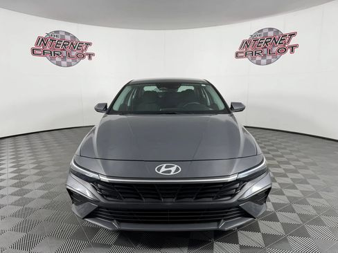 Used 2024 Hyundai Elantra SE FWD image 2
