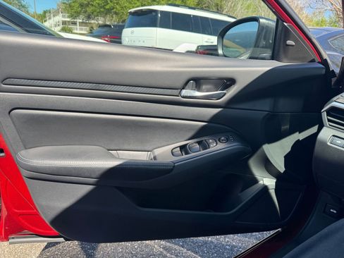 Used 2025 Nissan Altima 2.5 SV image 18