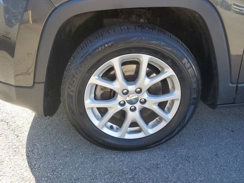 Used 2016 Jeep Cherokee Latitude w/ Cold Weather Group image 8