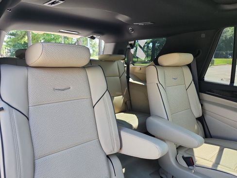 Used 2024 Cadillac Escalade Premium Luxury AWD/4WD image 10
