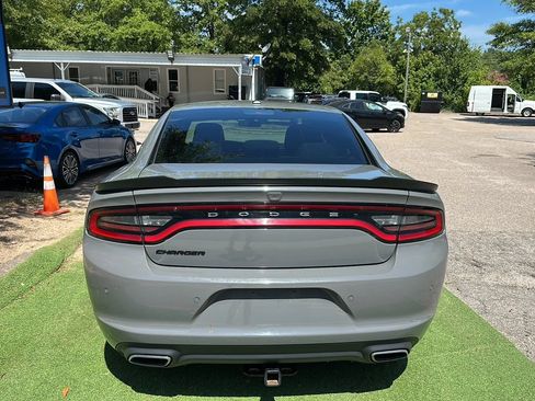 Used 2018 Dodge Charger SXT w/ Blacktop Package RWD image 5