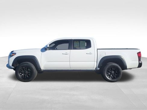Used 2018 Toyota Tacoma TRD Off-Road image 2
