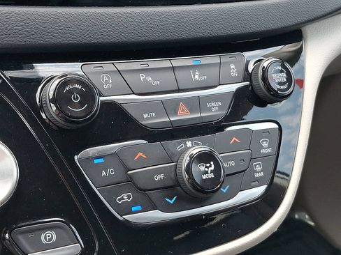 Used 2023 Chrysler Pacifica Touring-L FWD image 16