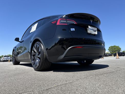 Used 2024 Tesla Model Y Performance AWD/4WD image 9