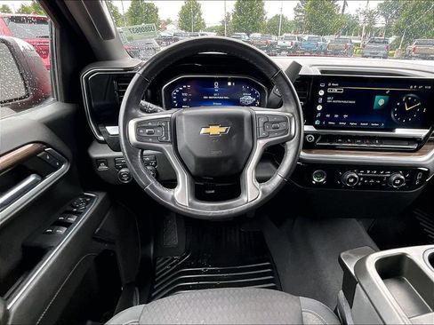 Used 2022 Chevrolet Silverado 1500 LT AWD/4WD image 17