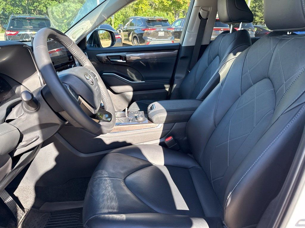 Used 2024 Toyota Highlander Platinum AWD/4WD image 13