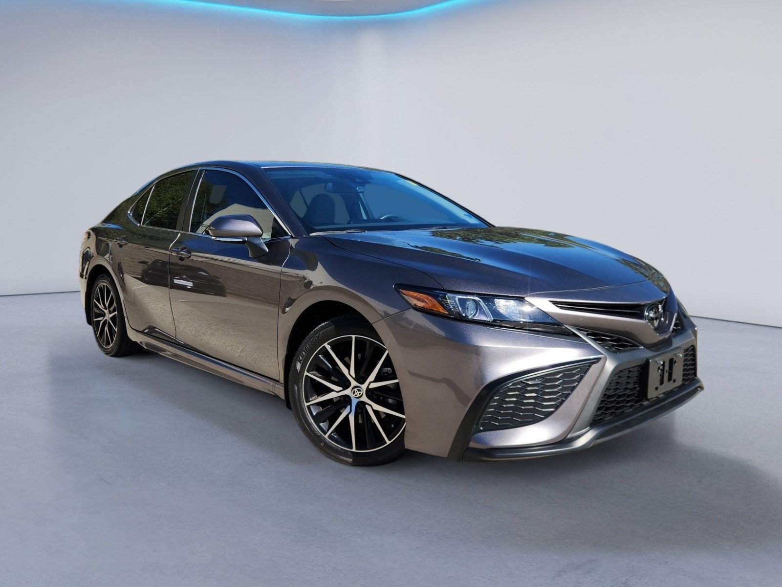 Used 2024 Toyota Camry SE w/ Cold Weather Package FWD image 2