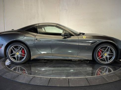 Used 2017 Ferrari California T image 33