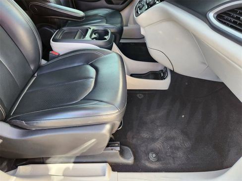 Used 2021 Chrysler Voyager Lxi image 16