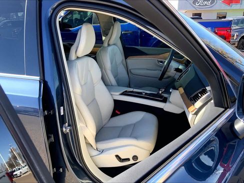 Used 2022 Volvo XC90 T6 Momentum w/ Advanced Package image 9