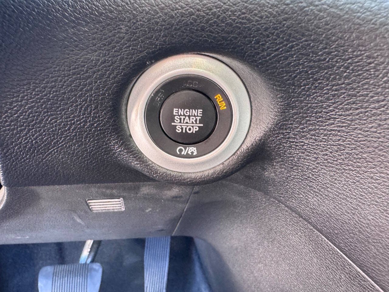 Used 2027 Chrysler Pacifica Select FWD image 24