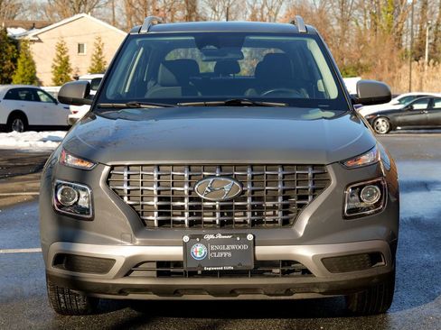 Used 2024 Hyundai Venue SEL image 2