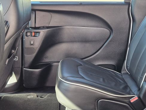 Used 2025 Chrysler Pacifica Limited image 22