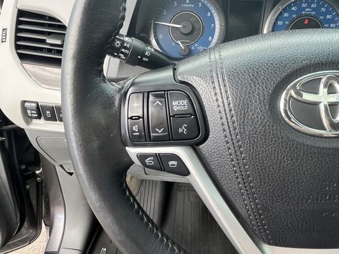 Used 2017 Toyota Sienna XLE w/ XLE Navigation Package AWD/4WD image 22