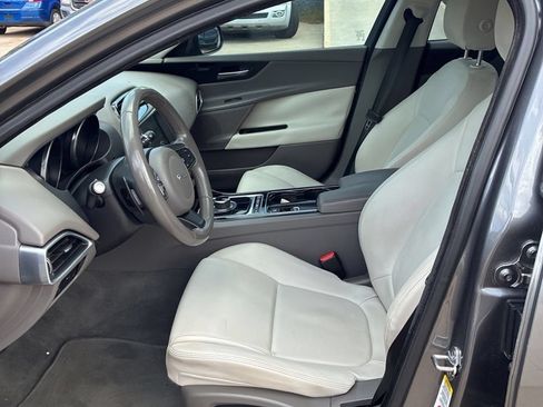 Used 2017 Jaguar XE Premium RWD image 10