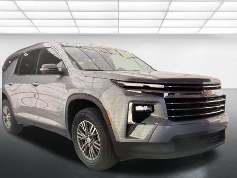 Used 2024 Chevrolet Traverse LT FWD image 1