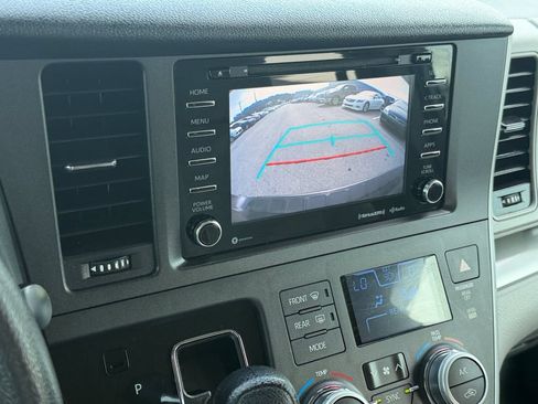 Used 2020 Toyota Sienna LE AWD/4WD image 28