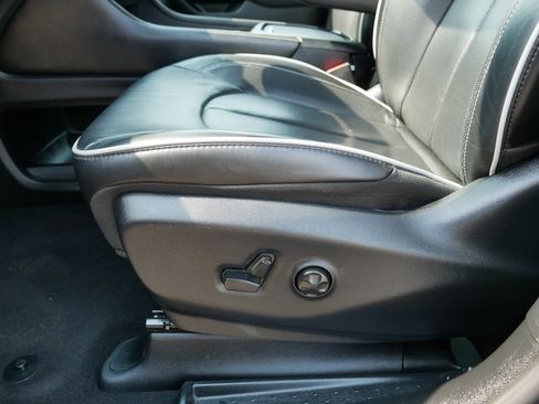 Used 2025 Chrysler Pacifica Limited FWD image 20