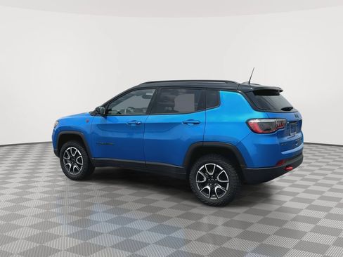 Used 2025 Jeep Compass Trailhawk AWD/4WD image 6
