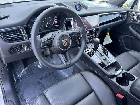 New 2025 Porsche Macan image 4