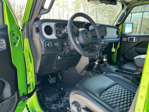 Used 2025 Jeep Wrangler Sport S image 33